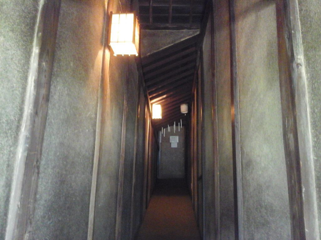 倉敷市立磯崎眠亀記念館 廊下スロープ