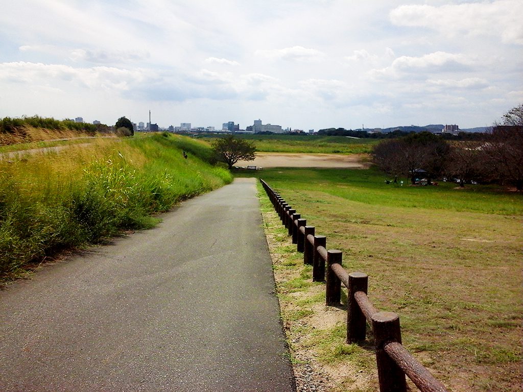 芝生広場横の通路