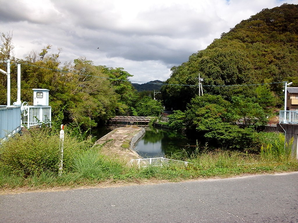 道沿いから望む祇園大樋