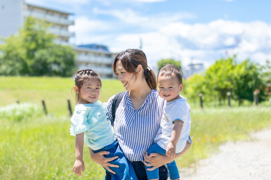 公園で散歩する母子