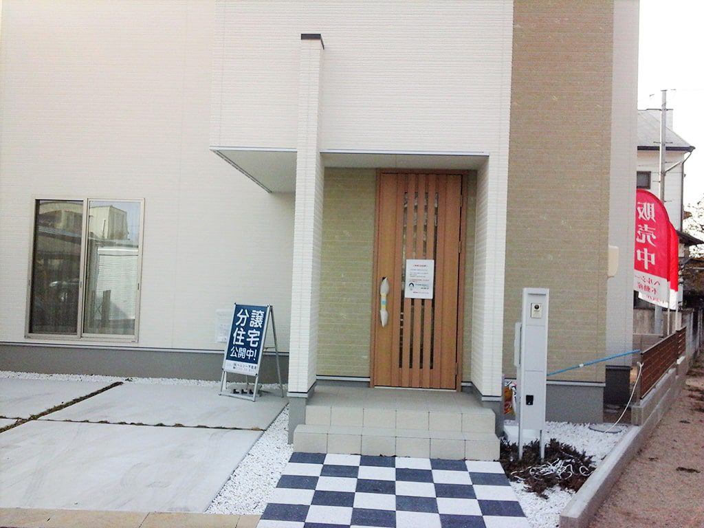 tochito東山1号地展示場の玄関