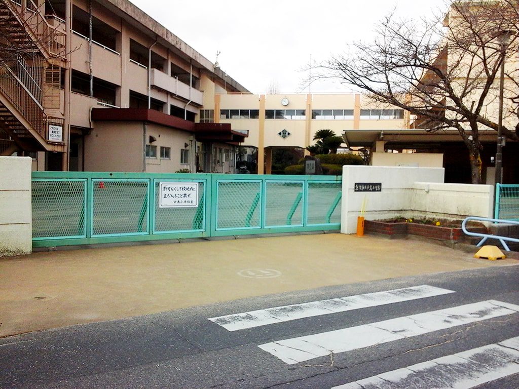 中島小学校の校門