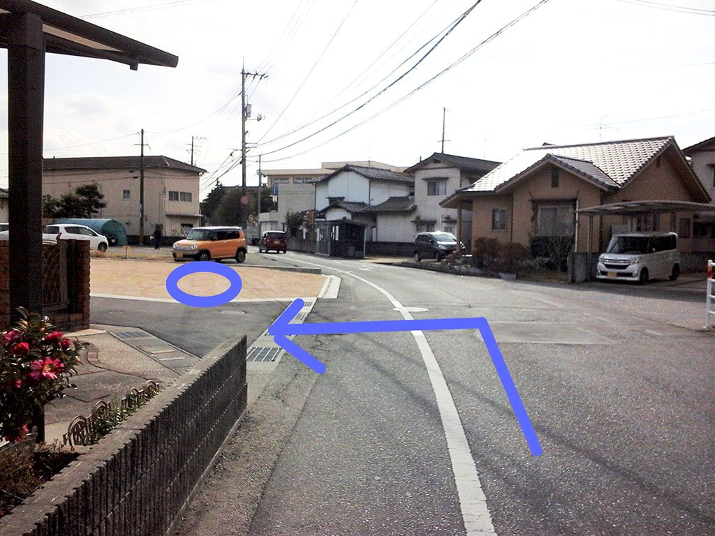 左手に分譲地の更地
