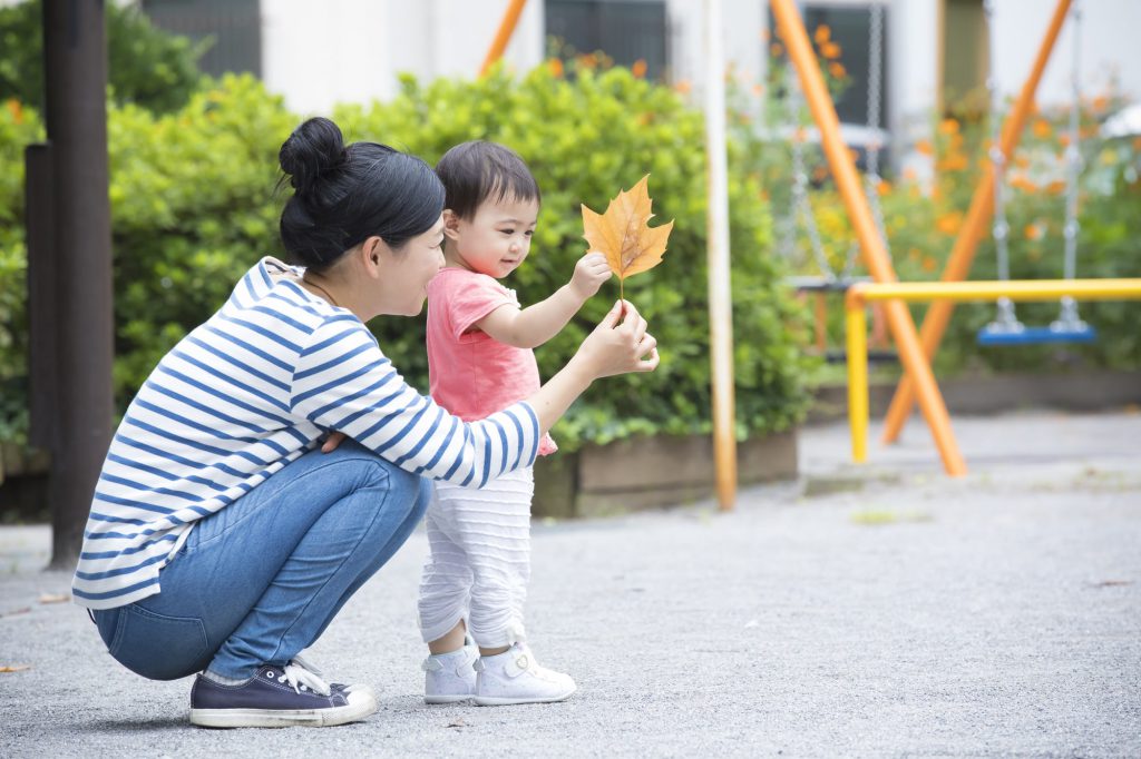 公園で触れ合う母子