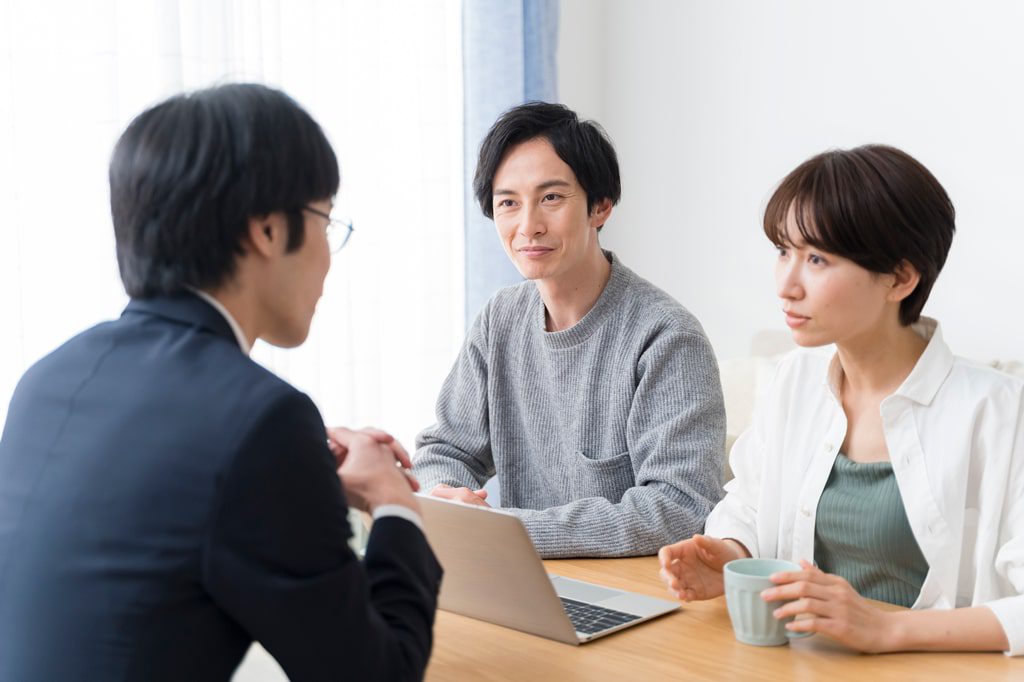 土地や資金計画の相談をする30代夫婦