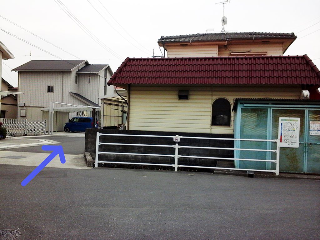 目印のごみステーションの東側