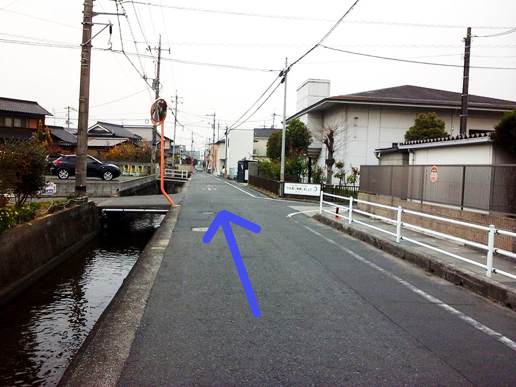 用水沿いの道