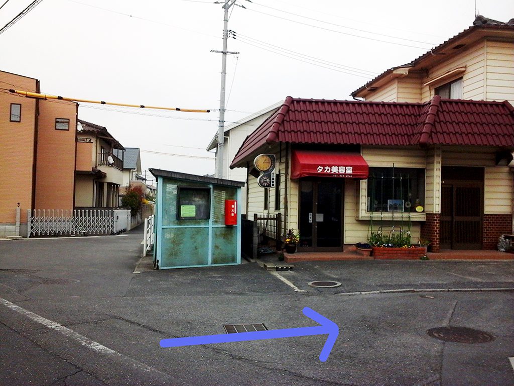 目印のごみステーションの西側