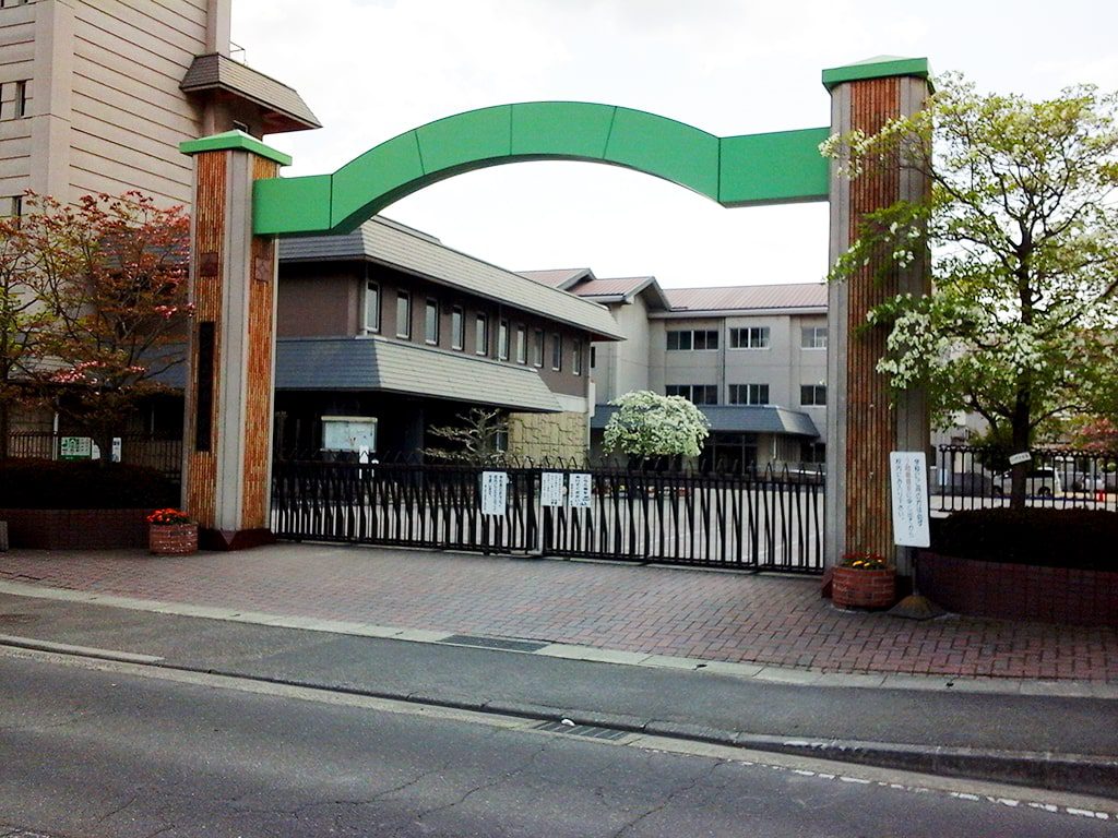御南小学校の校門