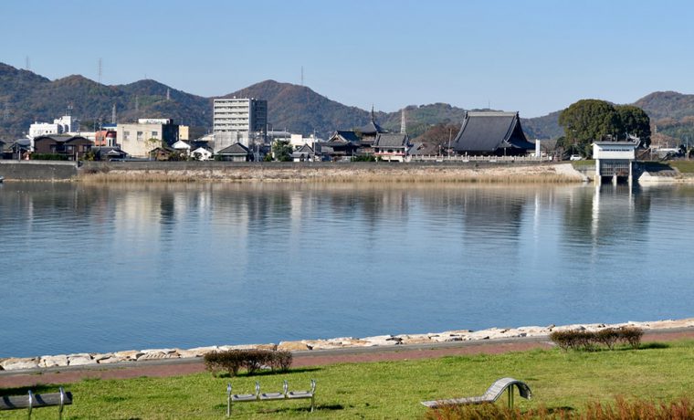吉井川と西大寺地区中心部遠景