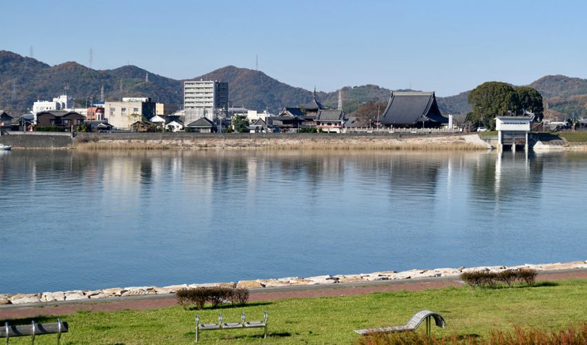 吉井川と西大寺地区中心部遠景