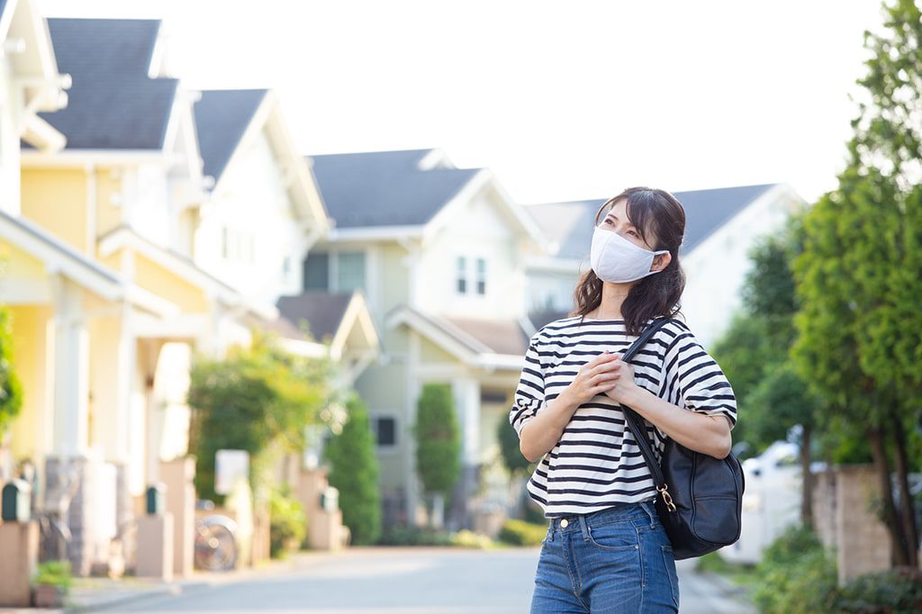 住宅を検討している女性