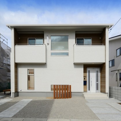 広々ウッドデッキと吹き抜けのある家