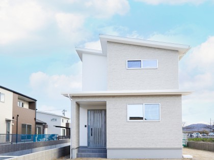 グレージュの外壁が映える家