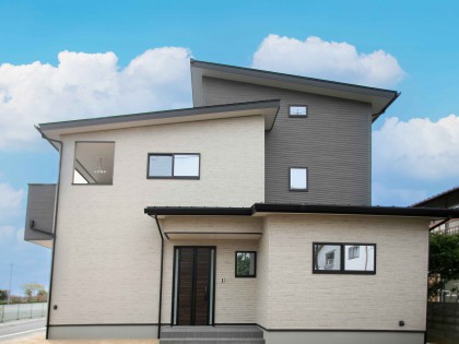 片流れの屋根が印象的な家