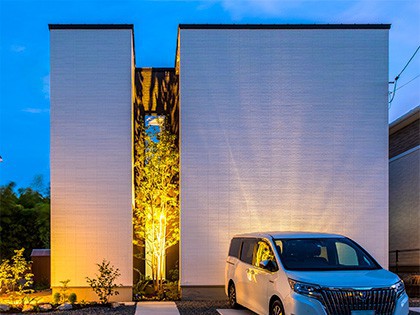 エクステリア照明が印象的な箱型の家 | 岡山市中区湊注文住宅