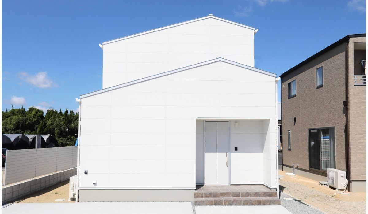 青空に映えるクリーンなデザインが魅力なお家 ｜ 岡山市中区下注文住宅