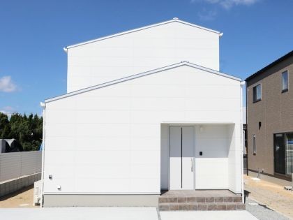 青空に映えるクリーンなデザインが魅力なお家 | 岡山市中区下注文住宅