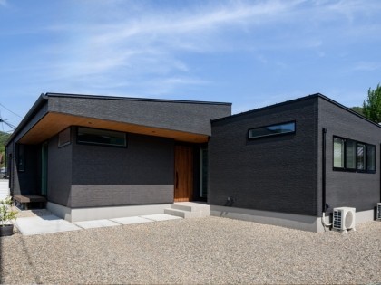 プライバシーと快適性を両立した、スタイリッシュな平屋注文住宅