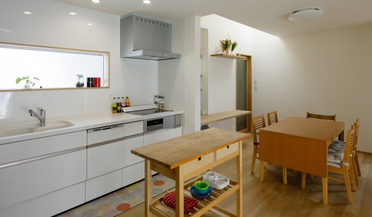 デッキがつなぐ、暮らしやすいシンプルデザインの平屋住宅