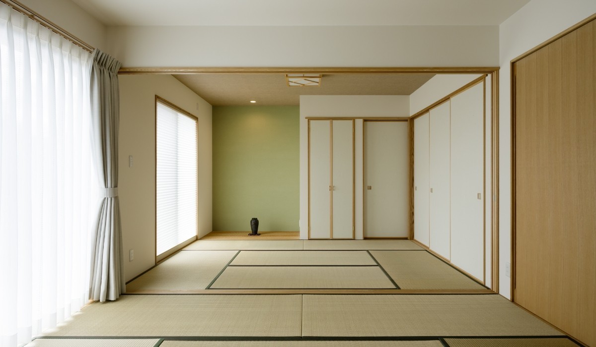 デッキがつなぐ、暮らしやすいシンプルデザインの平屋住宅