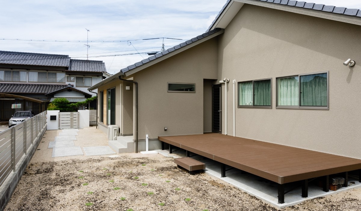 デッキがつなぐ、暮らしやすいシンプルデザインの平屋住宅