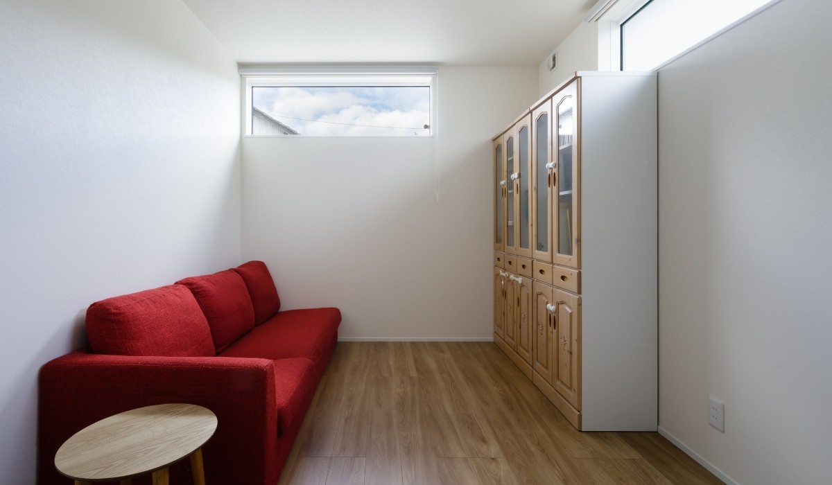 デッキがつなぐ、暮らしやすいシンプルデザインの平屋住宅