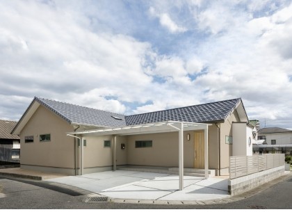 デッキがつなぐ、暮らしやすいシンプルデザインの平屋住宅