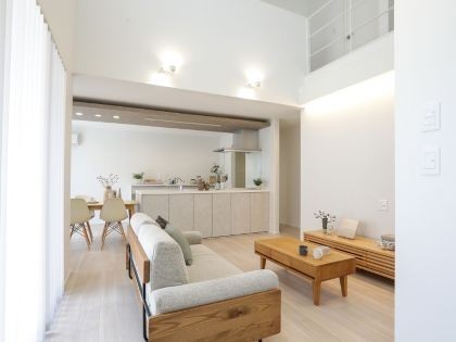 吹抜けから光が差し込む家