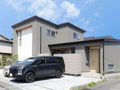 白とグレーが織りなす、洗練されたシンプルモダン