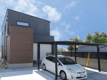 シンプルで洗練された、暮らしに寄り添う二階建ての家