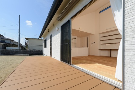 広々空間と抜群の収納力！ウッドデッキ付き平屋の家