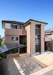 吹き抜けの開放感と多重層収納の家