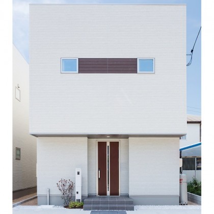 シンプルな白い外壁の家