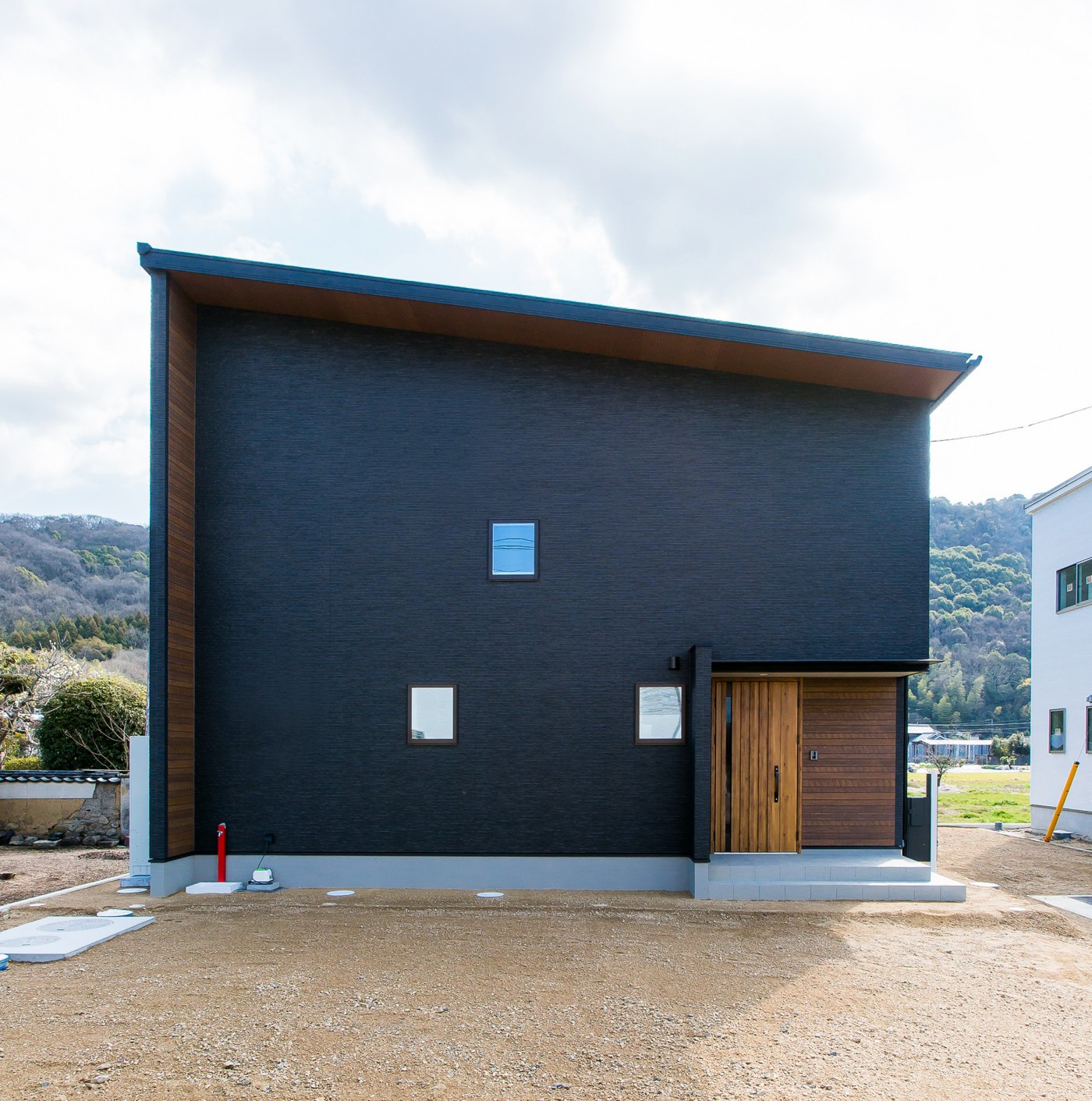 施工事例 ブラック ブラウンのモダンな家 ヘルシーホーム 岡山で土地探しからの家づくり