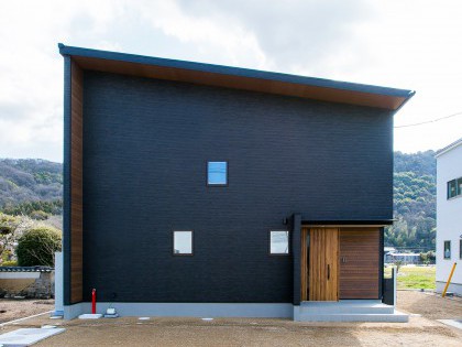 ブラック×ブラウンのモダンな家