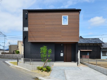 窓が少ない四角い家