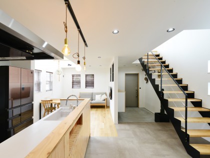 鉄骨階段が主役の家