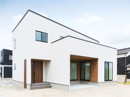 吹き抜けにデザイン階段が映える家