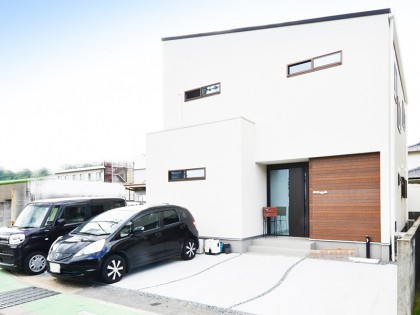 広い玄関ホールに趣味のスペースがある家