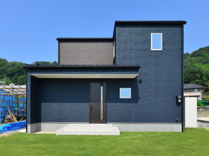 ブルーのアクセントクロスでメリハリのある家