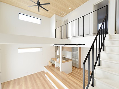 スキップフロアと広い吹き抜けがある家