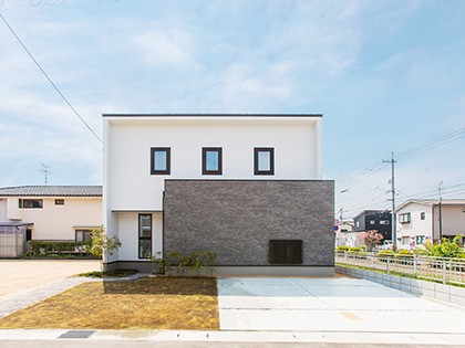 白と黒でまとめたシンプルモダンな家