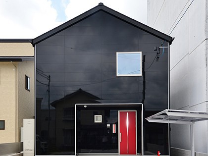 赤い玄関が映える家