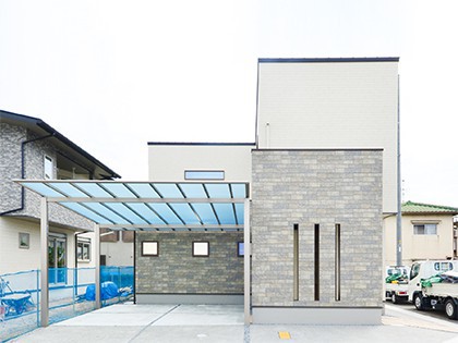 石肌の高級感がある外壁の家