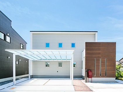 すっきりとした四角い外観の家