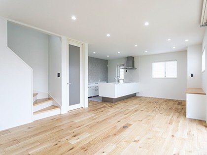 シンプルなフラット外壁が映える家