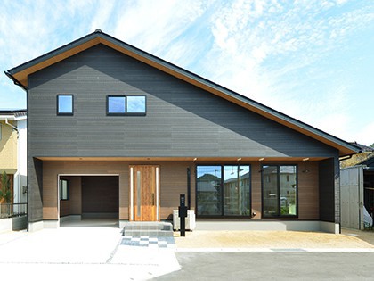 ガレージがある招き造り屋根の家 ｜ 玉野市長尾注文住宅