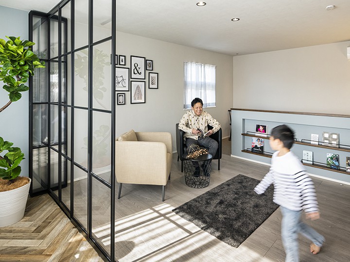 寝室は11帖あり、サンルームを完備！室内干しスペースやセカンドリビングとしてなど使い方は自由自在です♪