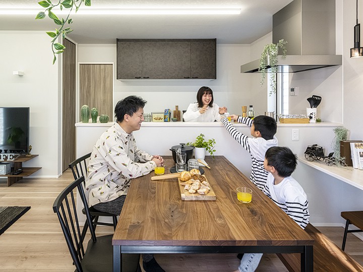 対面式のキッチンでご家族と会話しながらお料理することができます。南側に窓を設けているので日中はお日様の光が入る明るい空間です。